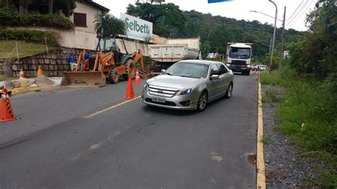 Joinville Erosão Rompe Asfalto E Interdita Trecho Da Avenida Marquês De Olinda Sc Portais