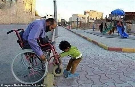 Photos Capture Acts Of Kindness From Around The World Daily Mail Online