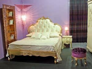 Testiera bianca in arredamento zona notte. Letto in stile Luigi XV, per camera matrimoniale di lusso ...