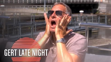 Hoe zonnecrème sensueel aanbrengen? | Gert Late Night Lockdown: dag 27