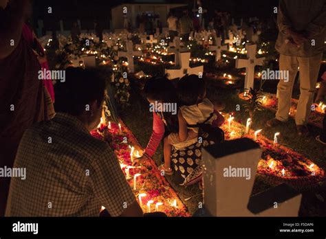 Dhaka, Bangladesh. 2nd Nov, 2015. A Bangladeshi girl pays her tribute