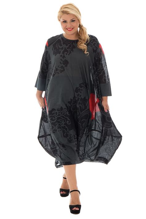 Avec nos robes boules en coton liberty, les petites filles n'ont plus à choisir entre confort et élégance. robe style boule coupe ample avec col rond Onega