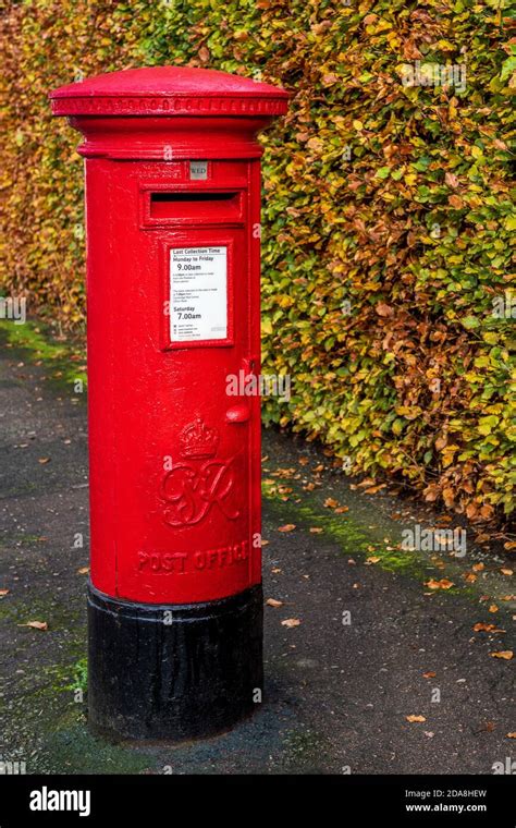 Red Royal Mail Pillar Box Hi Res Stock Photography And Images Alamy