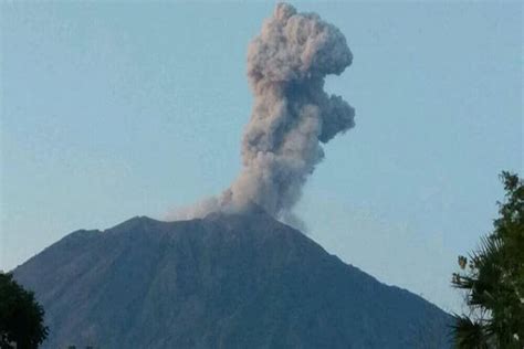 Buleleng, kabupaten buleleng, bali 81117, indonesia rating: Hingga Kini Gunung Agung Masih Berstatus Siaga III ...