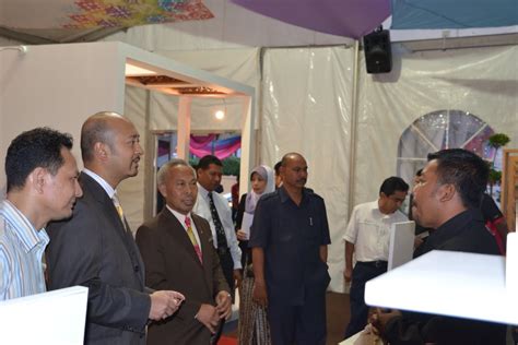Bunga raya telah didaftarkan sebagai objek warisan negara di bawah kategori objek warisan ketara pada tahun 2007, sebagaimana yang termaktub dalam akta warisan kebangsaan 2005. krafjohor: Hari Kraf Kebangsaan 2011