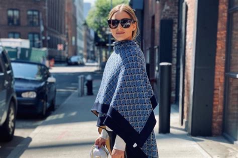 H Olivia Palermo σού δείχνει 6 τρόπους να φορέσεις ένα μαντήλι