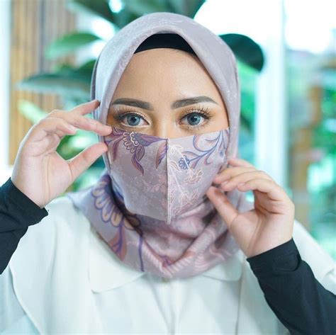 New Normal Ini 10 Inspirasi Ootd Hijab Pakai Masker Kain Ala Selebgram