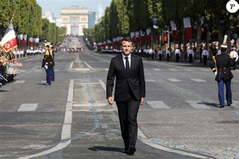 Le Président Français Emmanuel Macron Assiste Au Défilé Du 14 Juillet 2022 Place De La Concorde