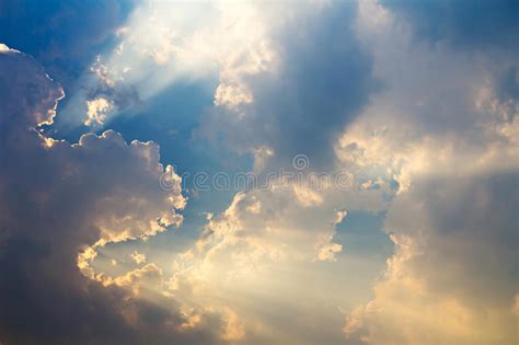 Nubes Y Rayo De Sol En El Cielo Azul Imagen De Archivo Imagen De Azul