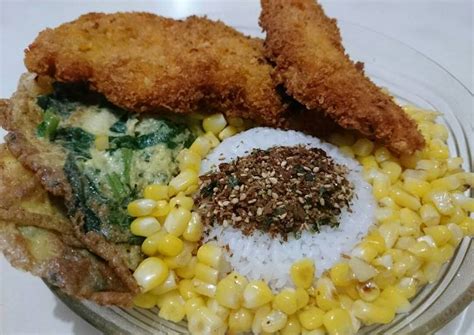 Golden fried chicken katsu served with savory dashi sauce and eggs over rice. Resep Chicken Katsu Rice - Nasi Bistik Ayam oleh Vivylia Verdi - Cookpad