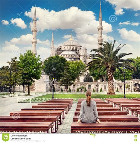 Die blaue moschee (sultanahmet camii) gilt als die größte und prunkvollste moschee von istanbul und stellt ein wahrhaftiges hauptwerk der osmanischen architektur dar. Blaue Moschee in Istanbul stockbild. Bild von kathedrale ...