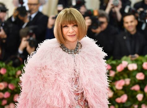 Anna Wintours Best Met Gala Looks Through The Years Pics