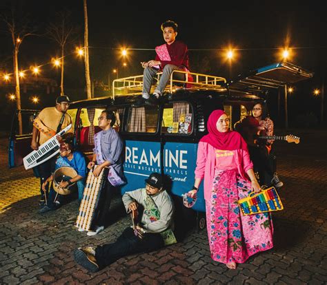 Di blog ini, kami hanya memaparkan lirik lagu. VIDEO KFC Cipta Lagu "Raya Selamba" Dari Ayam Goreng