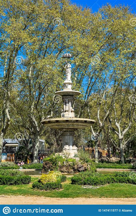 Plaza Principal Del Parque Zoolgico De Barcelona Imagen De Archivo