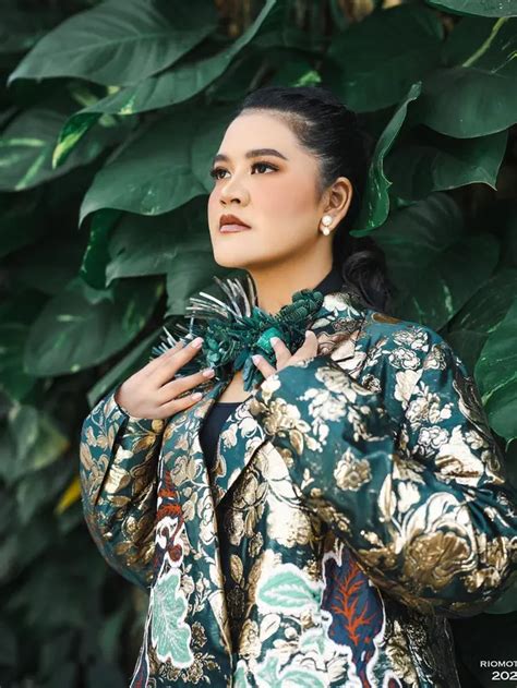 Bold Makeup Look Andalan Selvi Ananda Kahiyang Ayu Dan Erina Gudono