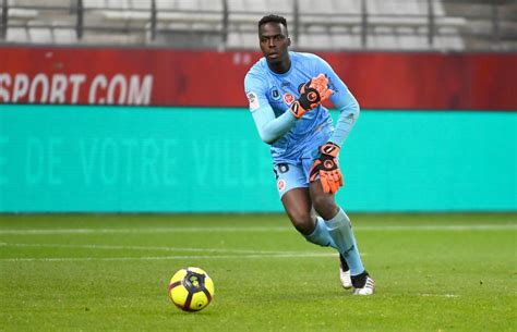 Selon record, il s'est rendu hier à l'ambassade du sénégal accompagné de lamine diatta, mendy devrait récupérer le document ce mercredi, renseigne le journal. Football. Edouard Mendy convoqué pour Sénégal-Algérie