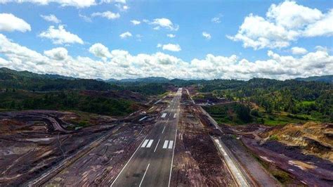 Namun ada beragam profesi dalam dunia penerbangan, dari yang terkait langsung atau merupakan pendukung. Lowongan Pekerjaan Di Bandara Toraja / 150 Pekerja Bandara Buntu Kunik Tana Toraja Jalani ...