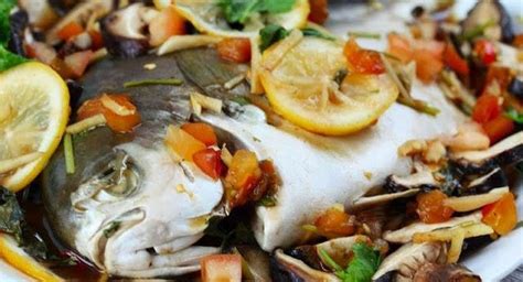 Letak dalam bekas tahan panas, ambil sedikit halia, bawang putih dan leek sumbat dalam bahagian perut ikan tadi. Resepi Ikan Stim Halia Thai ~ Resep Masakan Khas