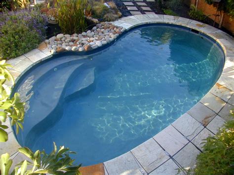 20 Exquisite Kidney Shaped Swimming Pool Ideas