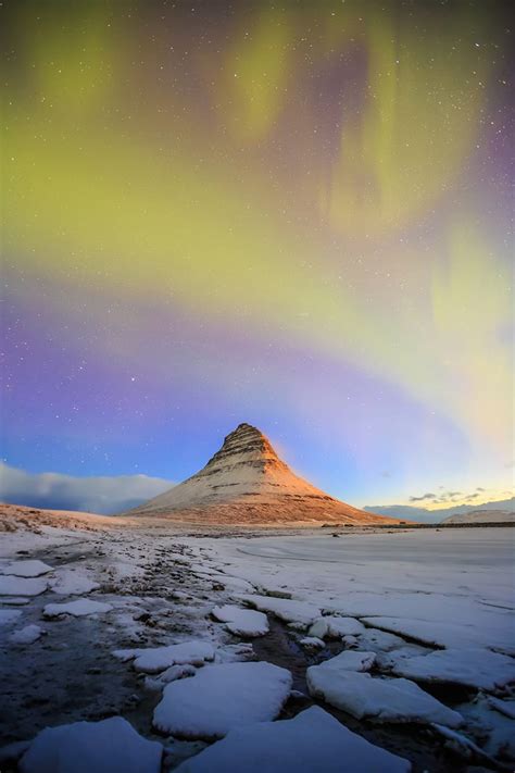 Spectacular Northern Lights Appear Over Mount Kirkjufell Lluvia De Arroz