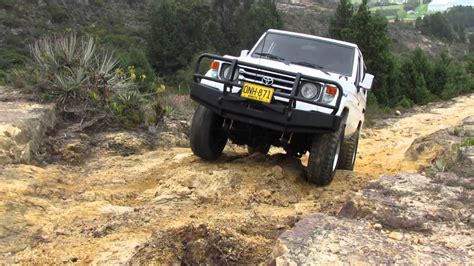 Toyota Land Cruiser 70 series 4x4 offroad Soft rock crawl Bogotá