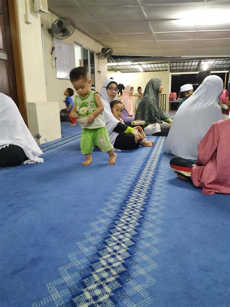 Sebenarnya dalam permalasalahan jumlah raka'at shalat tarawih tidak ada masalah sama sekali. Dari Kecil Biasakan Anak Lelaki Solat Tarawih Di Masjid ...