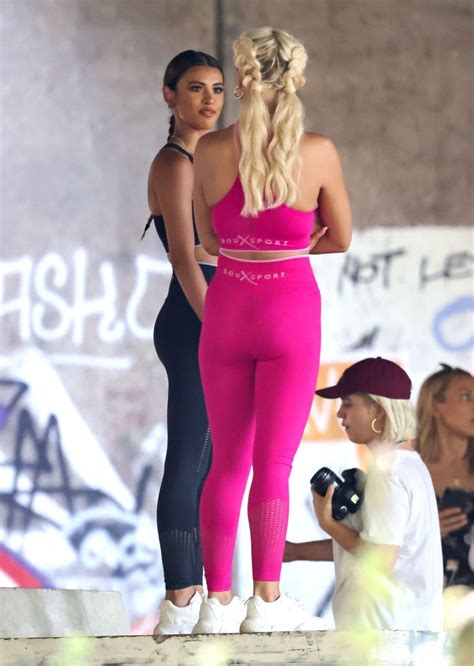 Lottie Tomlinson In A Bright Pink Sports Bra And Leggings 08 12 2020 • Celebmafia