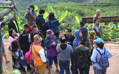 แต่หากอยากเที่ยวสามพันโบกให้ครบรส แนะนำให้ไปล่องเรือแม่น้ำโขงที่หาดสลึง ซึ่งเป็นท่าเรือสำหรับพานักท่องเที่ยวไปเที่ยวยังจุดต่าง ๆ ที่. อันซีนแดนอีสาน จากทะเลบัวแดงสู่ภูห้วยอีสัน