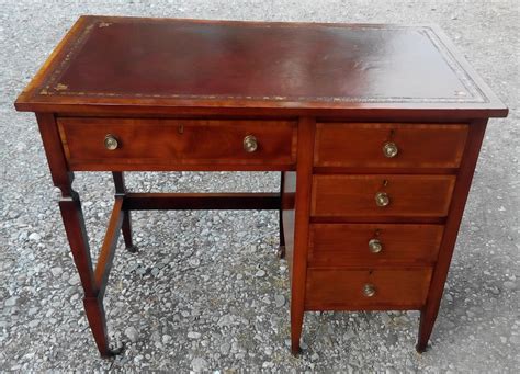 Dieser schreibtisch befindet sich in einem restaurierten zustand mit schellackpolierter oberfläche und ist nicht zerlegbar. Englischer Edwardian Mahagoni Schreibtisch Jugendstil ...