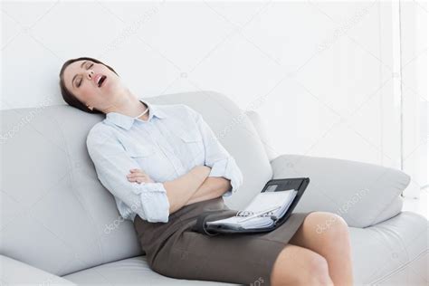 Cansada Mujer Bien Vestida Sentada Y Durmiendo En El Sofá Fotografía De Stock © Lightwavemedia