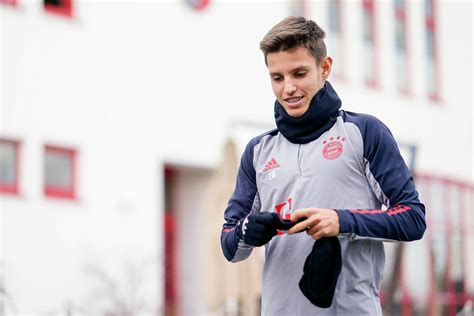 The rise of tiago dantas tiago filipe oliveira dantas is a portuguese professional footballer who plays as a midfielder for german side bayern munich ii on loan from benfica. "Reine Spekulation" - Tiago-Berater spielen ...