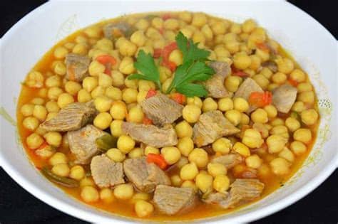 La ensalada de garbanzos es una receta perfecta para seguir una dieta. Garbanzos con secreto y salsa picantona
