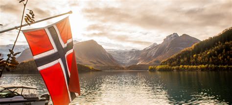 Eu:s flagga är blå och har en ring med guldfärgade stjärnor. Veien hjem - slik kjøper du bolig i Sverige - Fastighetsbyrån