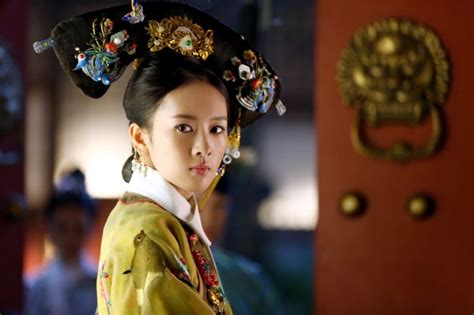 简介： 这后宫之中，上演过太多恩宠枯荣、起起落落。 妃嫔的命运，如同悬崖边的稻草，再聪明的打算，再阴险的算计，倚望的都不过是圣意阴晴。 她是如懿，曾经的乌拉那拉青樱，景仁宫皇后的侄女。 敏感的身份让她比旁人多了几分隐忍自持。 童瑤靠《如懿傳》、《三十而已》 擺脫「小章子怡」標籤 | 娛樂 | NOWnews今日新聞
