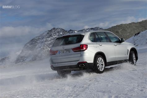 Bmw x family plays in the snow