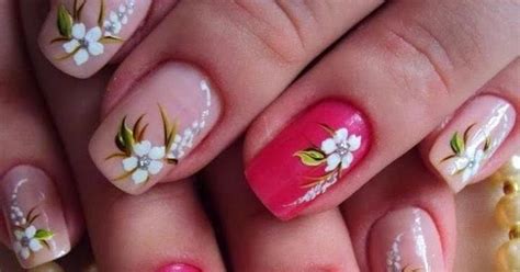 Lo primero es aplicar una base para fortalecer y proteger las uñas. Uñas Decoradas Con Flores Diseños Uñas Con Flores para ...