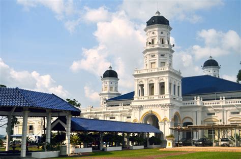 Its collection features photographs and artifacts related to the johor royal family. Masjid Sultan Abu Bakar, Johor Bahru | One thing to ...