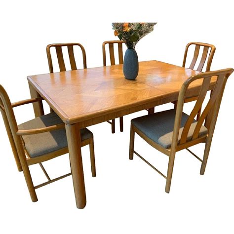 Seating capacity when fully extended: Wood Expandable Dining Table w/ 5 Chairs - AptDeco ...