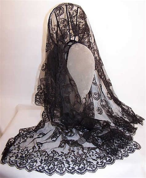 Vintage Spanish Black Chantilly Lace Mantilla Veil Peineta Comb