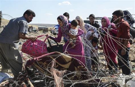 Thousands Of Kurds Flee To Turkish Border Syria Refugees Pour Into