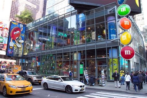 The cineplex vast central lobby is highlighted by the times square mural, created by theatre designer fritz ynfante and his team. L'incontournable boutique M&M's World de New York à Times ...
