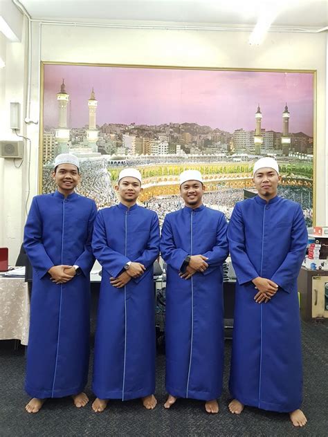 Kami tidak menemuinya kerana beliau sudah tidak menghadiri mesyuarat sejak membuat pengumuman itu. Tempahan Jubah Imam Coat utk Masjid Nurul Hidayah, Kpg ...