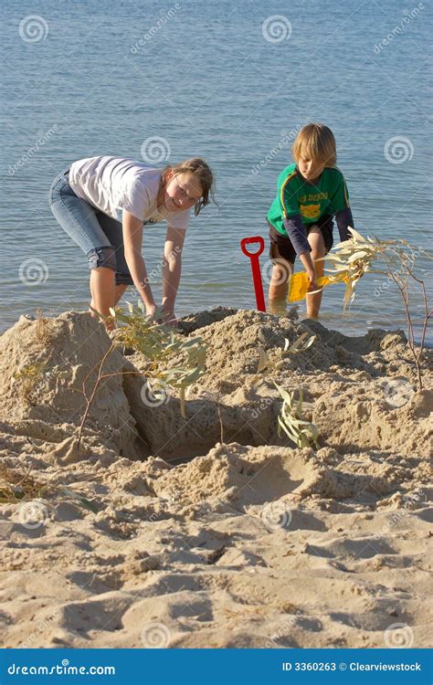防御做沙子的子项 库存图片 图片 包括有 作用 使用 嬉戏 年轻 布琼布拉 含沙 放松 童年