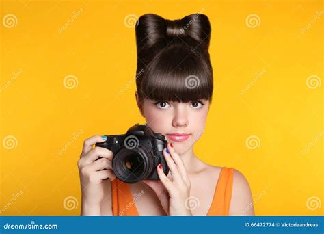 piękna młoda nastoletnia dziewczyna z kamerą bierze fotografię Ładny mod zdjęcie stock obraz