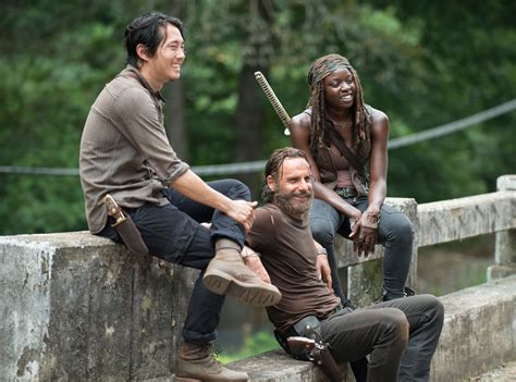 The Walking Dead Cast And Crew Says Goodbye To Steven Yeun E News