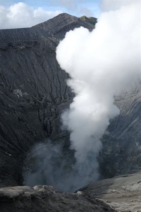 Mt Bromo Volcan IJEN CRATER IJEN BLUE FIRE IJEN TOUR