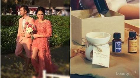 Maybe you would like to learn more about one of these? Wah, Souvenir Pernikahan Para Artis Ini Unik dan Elegan ...