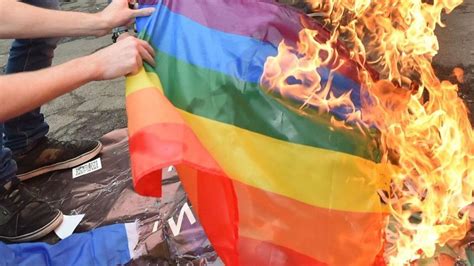 حرق علم المثليين أمام نادٍ للتعري فأتته العقوبة صارمة البوابة