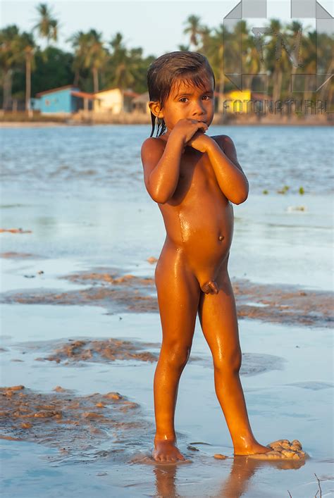 Retrato de criança tomando banho no Rio Alegre Portrait of child