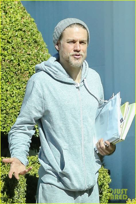 charlie hunnam shows off his scruff before a business meeting photo 3580823 charlie hunnam